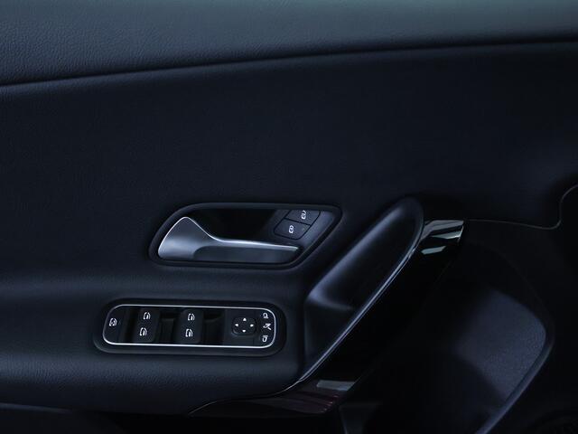 Mercedes-Benz A-KLASSE 180 Style Advantage | Trekhaak | Parkeerpakket met Camera | Navigatie | Cruise Controle | Inclusief 12 Maanden Garantie