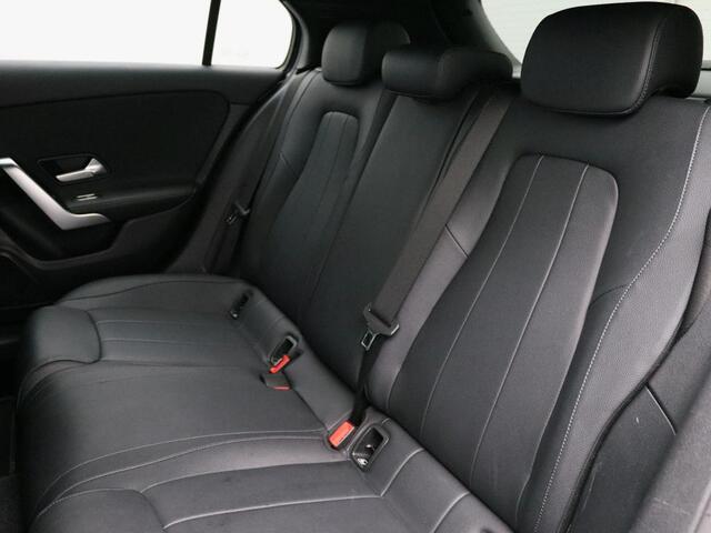 Mercedes-Benz A-KLASSE 180 Business Solution Luxury Ledkoplampemn | Sfeerverlichting | Achteruitrijcamera | Stoelverwarming Voor | Spiegelpakket. Inclusief 24 maanden MB Certified garantie voor Europa.
