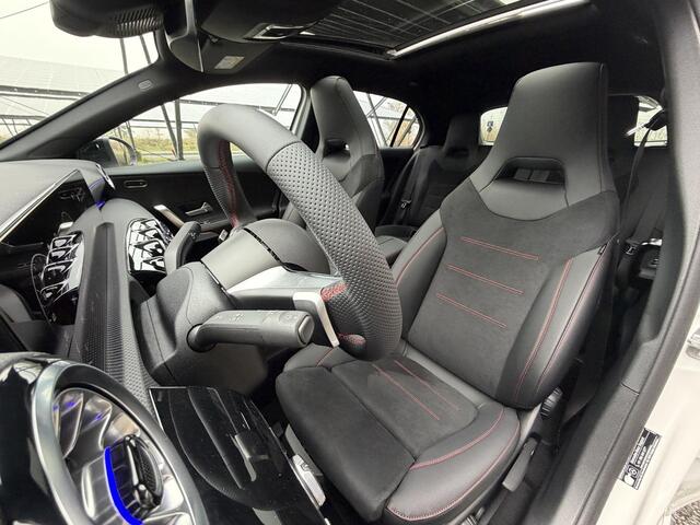 Mercedes-Benz A-KLASSE 180 Business Solution AMG | Night | Panoramadak | Sfeerverlichting | Stoelverwarming | Parkeercamera |