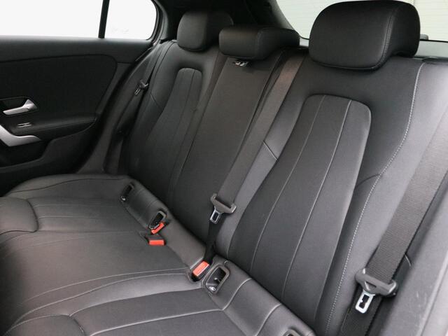 Mercedes-Benz A-KLASSE 160 Business Solution Luxury Led Lights | Apple CarPlay | Achteruitrijcamera | Stoelverwarming Voor | Spiegelpakket. Inclusief 24 maanden MB Certified garantie voor Europa.
