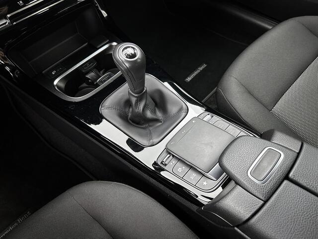 Mercedes-Benz A-KLASSE 160 Business Solution | Parkeerpakket met Camera | Ledkoplampen | Navigatie | Stoelverwarming | Inclusief 24 maanden Mercedes-Benz Certified garantie voor Europa.