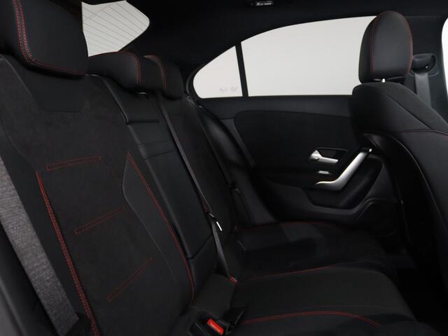 Mercedes-Benz A-KLASSE 250e Business Solution AMG | Panoramaschuifdak | Night | Achteruitrijcamera| Stoelverwarming voor | LED koplampen |