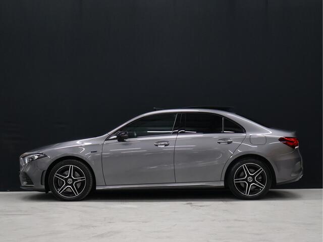 Mercedes-Benz A-KLASSE 250 e AMG Limited *WEEKAANBIEIDNG* [SCHUIFKANTELDAK, SFEERVERLICHTING, CAMERA, PDC V+A, MEMORY SEATS, APPLE CARPLAY, ANDROID AUTO, CRUISE CONTROL, STOELVERWARMING, NIEUWSTAAT]