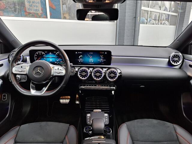 Mercedes-Benz A-KLASSE 250 e AMG Line | Panoramadak | Night pakket | Achteruitrijcamera | Sfeerverlichting | Multibeam LED | Keyless-GO
