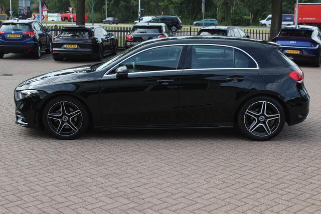 Mercedes-Benz A-KLASSE 180 Business Solution AMG / Camera / Navigatie / 18'' / Dodehoek / Stoelverwarming / Cruise Control