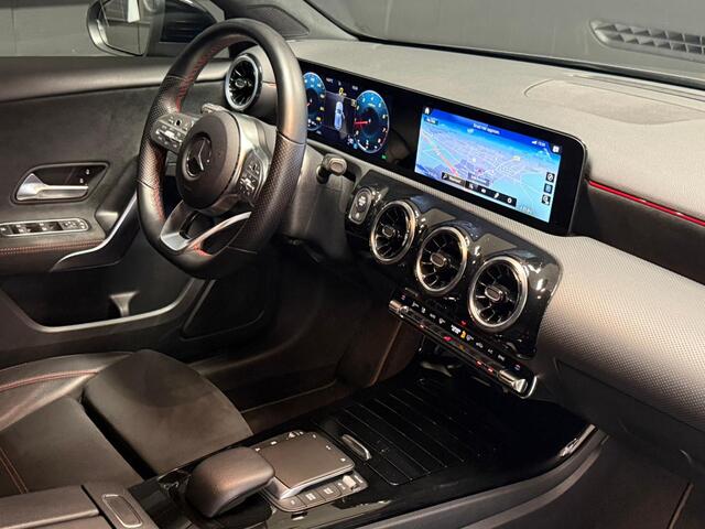 Mercedes-Benz A-KLASSE 200 AMG Line Navi Camera Night Pack 19Inch Led 60.000dkm! Nieuwe Staat!