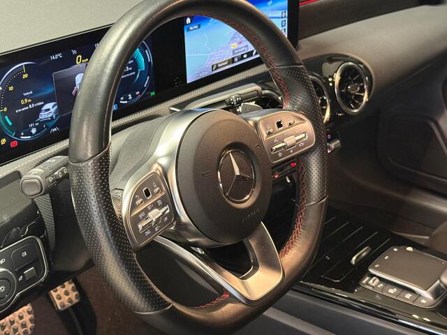 Mercedes-Benz A-KLASSE 200 AMG Line Navi Camera Night Pack 19Inch Led 60.000dkm! Nieuwe Staat!