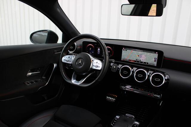 Mercedes-Benz A-KLASSE 200 Business Solution AMG Night Upgrade 164pk | Incl. 12 maanden garantie | Night pakket | Panoramadak | AMG pakket | Virtual cockpit | Stoelverwarming | Lane assist | Zwarte hemel | Navigatie | LED verlichting | Achteruitrijcamera