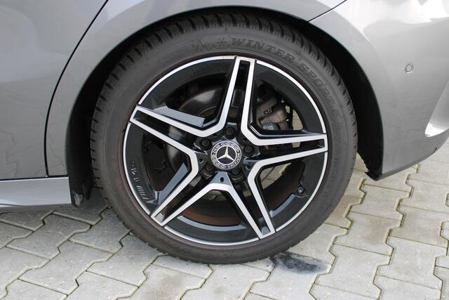 Mercedes-Benz A-KLASSE 200 Business Solution AMG Night Upgrade 164pk | Incl. 12 maanden garantie | Night pakket | Panoramadak | AMG pakket | Virtual cockpit | Stoelverwarming | Lane assist | Zwarte hemel | Navigatie | LED verlichting | Achteruitrijcamera