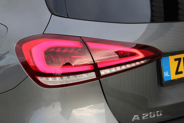 Mercedes-Benz A-KLASSE 200 Business Solution AMG Night Upgrade 164pk | Incl. 12 maanden garantie | Night pakket | Panoramadak | AMG pakket | Virtual cockpit | Stoelverwarming | Lane assist | Zwarte hemel | Navigatie | LED verlichting | Achteruitrijcamera