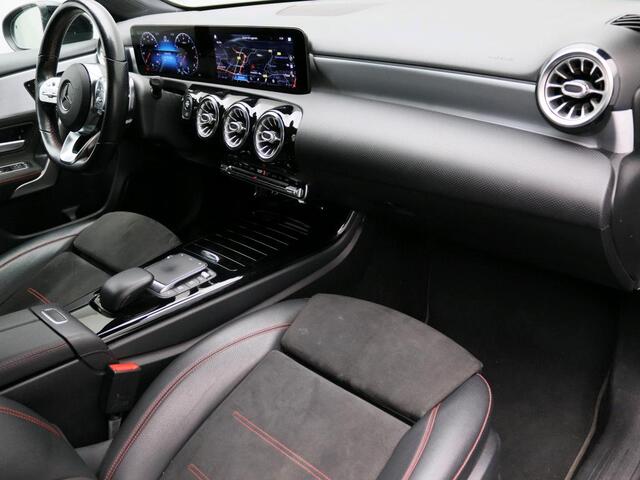 Mercedes-Benz A-KLASSE 180 Business Solution AMG AMG Line | Night Pakket | Panorama Schuif-Kanteldak | Sfeerverlichting | Trekhaak | MultiBeam Koplampen | Achteruitrijcamera. Inclusief 24 maanden Mercedes-Benz Certified garantie voor Europa.