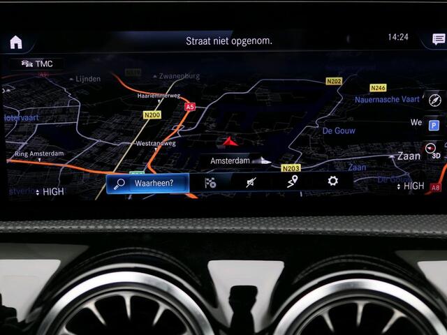 Mercedes-Benz A-KLASSE 180 Business Solution AMG AMG Line | Night Pakket | Panorama Schuif-Kanteldak | Sfeerverlichting | Trekhaak | MultiBeam Koplampen | Achteruitrijcamera. Inclusief 24 maanden Mercedes-Benz Certified garantie voor Europa.