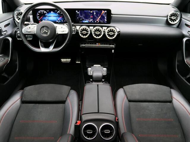 Mercedes-Benz A-KLASSE 180 Business Solution AMG AMG Line | Night Pakket | Panorama Schuif-Kanteldak |Memory Voorstoelen |Sfeerverlichting | Achteruitrijcamera | MultiBeam Ledkoplampen. Inclusief 24 maanden Mercedes-Benz Certified garantie voor Europa.