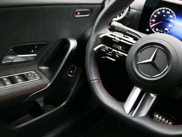 Mercedes-Benz A-KLASSE 250 e AMG Plug-In Hybride Trekhaak | AMG Line | Night Pakket | Alarm Klasse 3 | Dodehoekassistent | Distronic | Apple CarPlay | Sfeerverlichting. Inclusief 24 maanden Mercedes-Benz Certified garantie voor Europa.