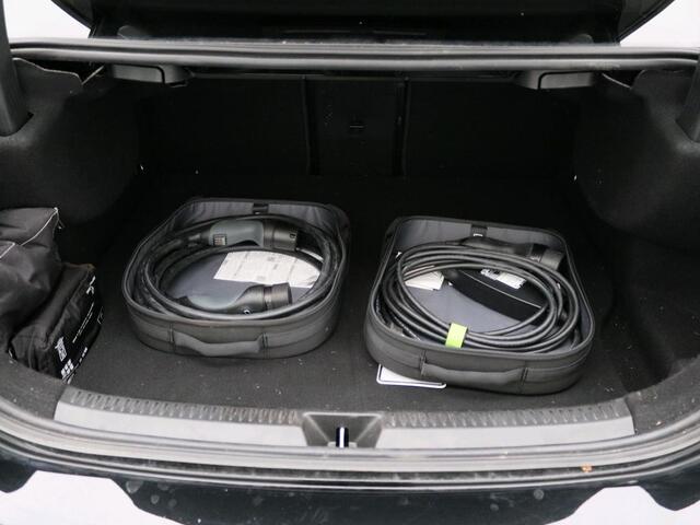 Mercedes-Benz A-KLASSE 250 e AMG Plug-In Hybride Trekhaak | AMG Line | Night Pakket | Alarm Klasse 3 | Dodehoekassistent | Distronic | Apple CarPlay | Sfeerverlichting. Inclusief 24 maanden Mercedes-Benz Certified garantie voor Europa.