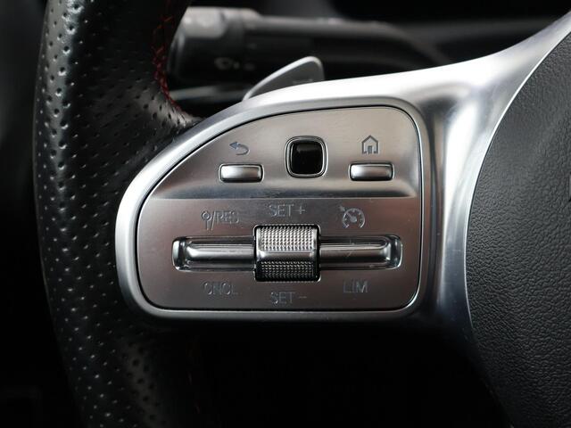 Mercedes-Benz A-KLASSE 180 Business Solution AMG Alcantara bekleding | Achteruitrijcamera | Navigatie | 18"LM velgen | Schuif- kanteldak | Stoelverwarming | PDC voor en achter |