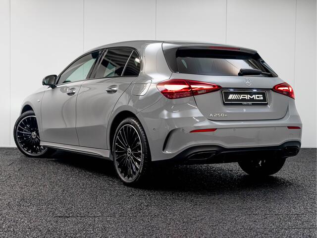 Mercedes-Benz A-KLASSE 250 e AMG Line | Night | Alpine Grijs | Keyless-Go | Trekhaak | Verwarmd stuurwiel