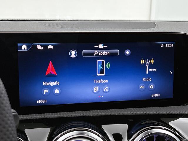 Mercedes-Benz A-KLASSE 250 e Business Solution AMG | Nightpakket | Smartphone-integratie | Panoramaschuifdak | Multibeam LED | Stoelverwarming voor | Sfeerverlichting | KEYLESS-GO |