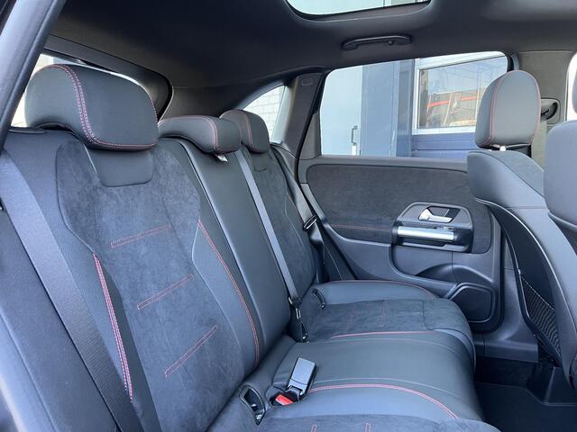 Mercedes-Benz B-KLASSE 180 Star Edition AMG LIMITED | Night Pakket | Panoramadak | Trekhaak | Apple CarPlay | Android Auto | Sfeerverlichting | Stoelverwarming | Achteruitrijcamera | Elektrisch inklapbare buitenspiegels