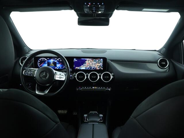 Mercedes-Benz B-KLASSE 180 AMG Nightpakket | Trekhaak | Panoramadak | Stoelverwarming | Augmented Reality | Apple CarPlay | DAB | Inclusief 12 Maanden Garantie