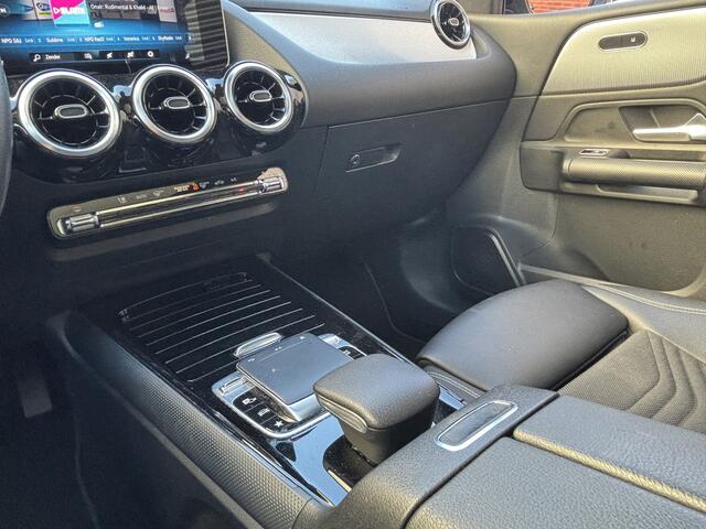 Mercedes-Benz B-KLASSE 180 Business Solution | Automaat | Panormadak | Stoelverwarming |