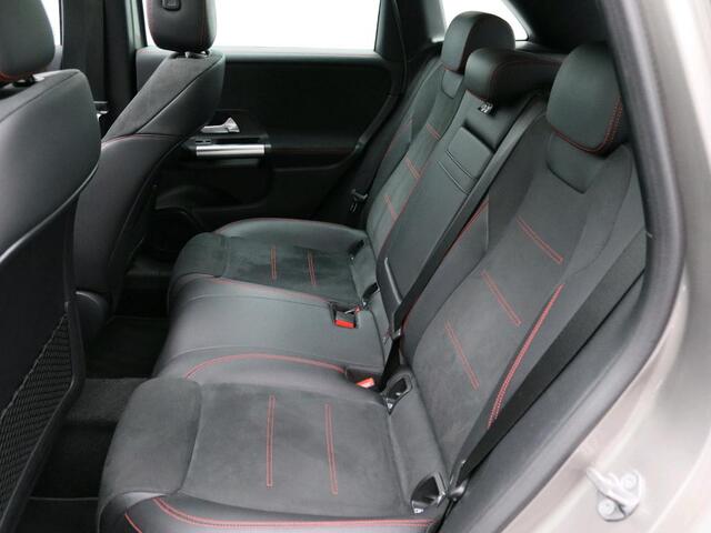 Mercedes-Benz B-KLASSE 180 Business Solution AMG AMG Line | Panorama Schuif-Kanteldak | Stoelverwarming | Inclusief 24 maanden MB Certified garantie voor Europa.