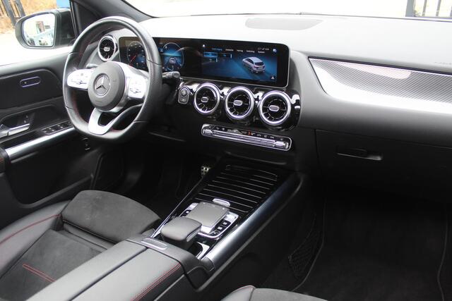 Mercedes-Benz B-KLASSE 180 Business Solution AMG Night pakket/Panoramadak/Navigatie/Apple carplay/Achteruitrijcamera/Parkeersensoren rondom/Dodehoek detectie/Cruise control/DAB/18'' Lichtmetalen velgen.