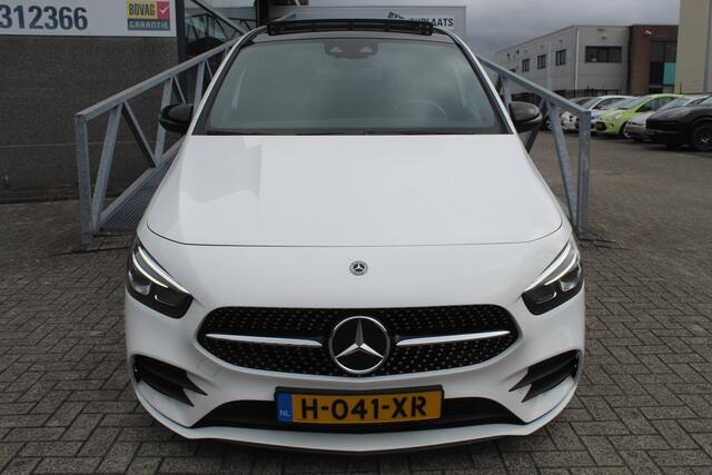 Mercedes-Benz B-KLASSE 180 Business Solution AMG Night pakket/Panoramadak/Navigatie/Apple carplay/Achteruitrijcamera/Parkeersensoren rondom/Dodehoek detectie/Cruise control/DAB/18'' Lichtmetalen velgen.