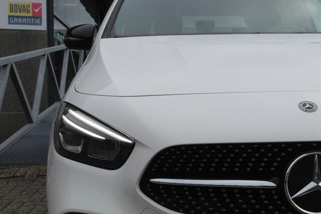 Mercedes-Benz B-KLASSE 180 Business Solution AMG Night pakket/Panoramadak/Navigatie/Apple carplay/Achteruitrijcamera/Parkeersensoren rondom/Dodehoek detectie/Cruise control/DAB/18'' Lichtmetalen velgen.