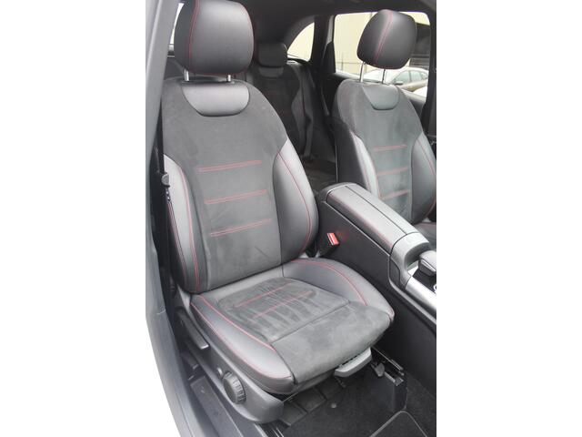 Mercedes-Benz B-KLASSE 180 Business Solution AMG Night pakket/Panoramadak/Navigatie/Apple carplay/Achteruitrijcamera/Parkeersensoren rondom/Dodehoek detectie/Cruise control/DAB/18'' Lichtmetalen velgen.