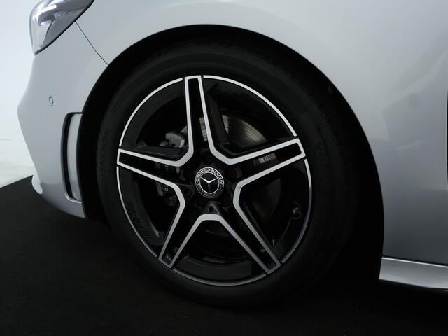 Mercedes-Benz B-KLASSE 180 AMG Nightpakket | Panoramadak | Trekhaak | Parkeerpakket met Camera | Stoelverwarming | Car Play | LED | Inclusief 12 Maanden Garantie