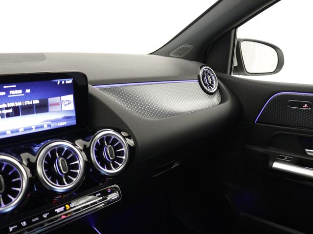 Mercedes-Benz B-KLASSE 180 Star Edition Luxury Line | Trekhaak | Dodehoekassistent | Parkeerpakket met achteruitrijcamera | Sfeerverlichting | USB-pakket plus | Keyless-Go comfortpakket | Draadloos oplaadsysteem voor Smartphone |