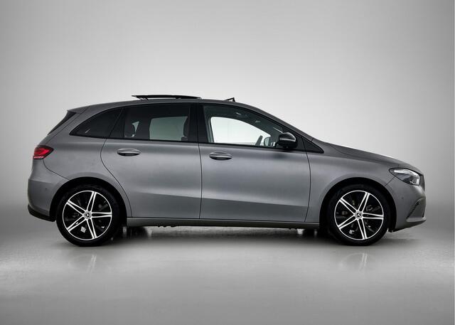 Mercedes-Benz B-KLASSE 200 Luxury-Line | Panorama schuif/kanteldak | MultiBeam Led | Night pakket | Apple CarPlay | Thermotronic Climate Control | Parkeer - en Spiegel pakket | Kleur: MANUFAKTUR mountaingrijs magno| Inclusief 24 maanden MB Certified garantie voor Europa.