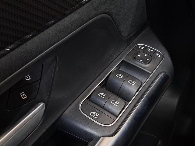 Mercedes-Benz B-KLASSE 180 AMG | Panoramadak | Achteruitrijcamera | Night pakket | Widescreen | Elektrische achterklep