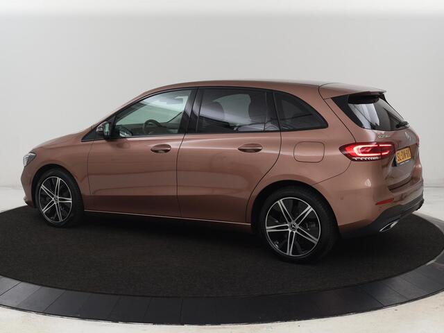 Mercedes-Benz B-KLASSE 250e Urban Night | Adaptive cruise | Stoelverwarming | Camera | Carplay | Sfeerverlichting | Half leder | Full LED | Widescreen | Park Assist | Navigatie | PHEV | Plug In