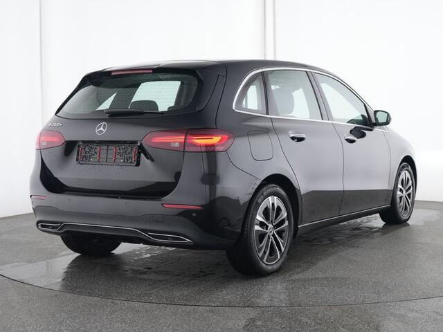 Mercedes-Benz B-KLASSE 250 e Luxury Line Trekhaak | Distronic | Sfeerverlichting | AC en DC Laden | Dodehoek Assist | Stuur en Stoelverwarming. Inclusief 24 maanden MB Certified garantie voor Europa.
