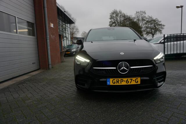 Mercedes-Benz B-KLASSE 250E PREMIUM PLUS AMG VOLLEDIG DEALER ONDERHOUDEN CAMERA FULL LED LEDER-ALCANTARA STOELVERWARMING NAVI ANDROID-APPLECARPLAY 18INCH PDC V+A BLUETOOTH ENZ...