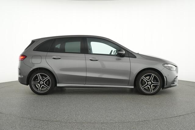 Mercedes-Benz B-KLASSE 250 e AMG Plug-In Hybride AMG Line | Night Pakket | Panorama Schuif-Kanteldak | Distronic | 360° camera | Multi beam Ledkoplampen. Inclusief 24 maanden MB Certified garantie voor Europa.