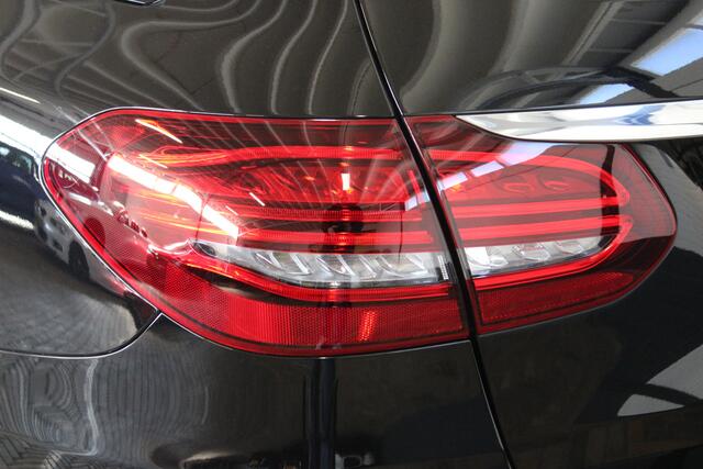 Mercedes-Benz C-KLASSE Estate 200 Business Solution AMG | Incl. 12 maanden garantie | Cruise control | Navigatie | Apple CarPlay | Vol lederen sportzetels | stoelverwarming | 360° camera + parkeersensoren | 1e eigenaar | LED koplampen | Zwarte hemel |