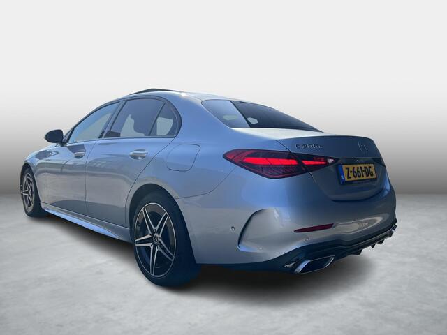 Mercedes-Benz C-KLASSE 300 e AMG Line | Panoramadak | Trekhaak | Premium Plus | Night Pakket | Winter Pakket | Elektrisch Verstelbare Stoelen + Memory | Head-up Display | 360° Camera | Dodehoekassistent | Stuurverwarming | Stoelverwarming | Sfeerverlichting