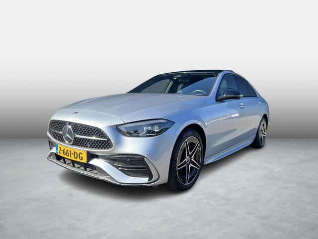 Mercedes-Benz C-KLASSE 300 e AMG Line | Panoramadak | Trekhaak | Premium Plus | Night Pakket | Winter Pakket | Elektrisch Verstelbare Stoelen + Memory | Head-up Display | 360° Camera | Dodehoekassistent | Stuurverwarming | Stoelverwarming | Sfeerverlichting