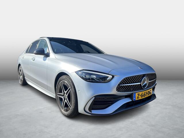 Mercedes-Benz C-KLASSE 300 e AMG Line | Panoramadak | Trekhaak | Premium Plus | Night Pakket | Winter Pakket | Elektrisch Verstelbare Stoelen + Memory | Head-up Display | 360° Camera | Dodehoekassistent | Stuurverwarming | Stoelverwarming | Sfeerverlichting