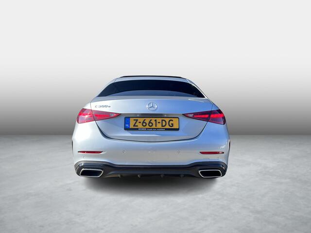 Mercedes-Benz C-KLASSE 300 e AMG Line | Panoramadak | Trekhaak | Premium Plus | Night Pakket | Winter Pakket | Elektrisch Verstelbare Stoelen + Memory | Head-up Display | 360° Camera | Dodehoekassistent | Stuurverwarming | Stoelverwarming | Sfeerverlichting
