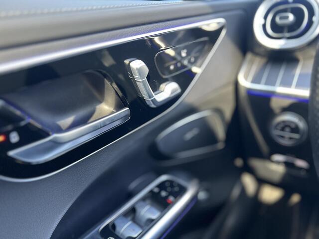 Mercedes-Benz C-KLASSE 300 e AMG Line | Panoramadak | Trekhaak | Premium Plus | Night Pakket | Winter Pakket | Elektrisch Verstelbare Stoelen + Memory | Head-up Display | 360° Camera | Dodehoekassistent | Stuurverwarming | Stoelverwarming | Sfeerverlichting