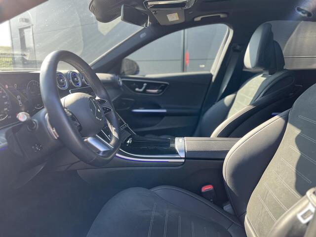 Mercedes-Benz C-KLASSE 300 e AMG Line | Panoramadak | Trekhaak | Premium Plus | Night Pakket | Winter Pakket | Elektrisch Verstelbare Stoelen + Memory | Head-up Display | 360° Camera | Dodehoekassistent | Stuurverwarming | Stoelverwarming | Sfeerverlichting