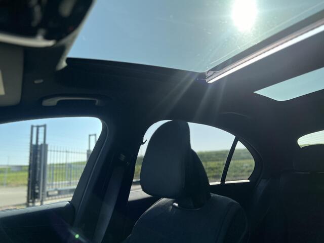 Mercedes-Benz C-KLASSE 300 e AMG Line | Panoramadak | Trekhaak | Premium Plus | Night Pakket | Winter Pakket | Elektrisch Verstelbare Stoelen + Memory | Head-up Display | 360° Camera | Dodehoekassistent | Stuurverwarming | Stoelverwarming | Sfeerverlichting