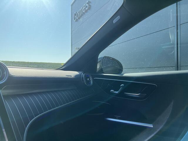 Mercedes-Benz C-KLASSE 300 e AMG Line | Panoramadak | Trekhaak | Premium Plus | Night Pakket | Winter Pakket | Elektrisch Verstelbare Stoelen + Memory | Head-up Display | 360° Camera | Dodehoekassistent | Stuurverwarming | Stoelverwarming | Sfeerverlichting