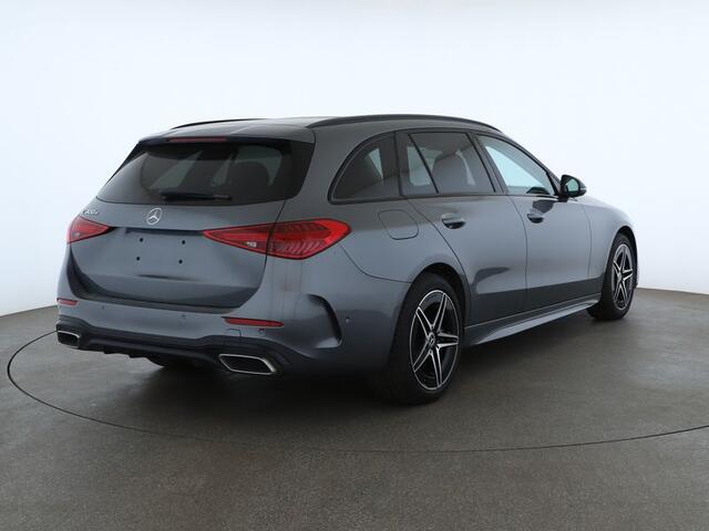 Mercedes-Benz C-KLASSE Estate 300 e AMG Plug-In Hybride AMG Line | Night Pakket | Trekhaak | Panorama Schuif-Kanteldak | Dodehoek Assist | Stuur en Stoelverwarming. Inclusief 24 maanden MB Certified garantie voor Europa.