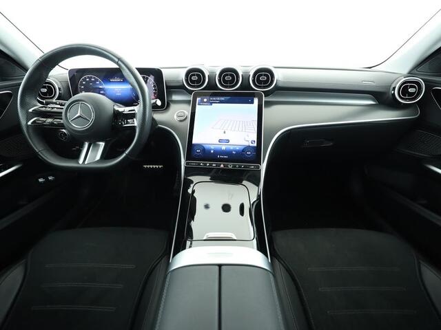 Mercedes-Benz C-KLASSE Estate 300 e AMG Plug-In Hybride AMG Line | Night Pakket | Trekhaak | Panorama Schuif-Kanteldak | Dodehoek Assist | Stuur en Stoelverwarming. Inclusief 24 maanden MB Certified garantie voor Europa.