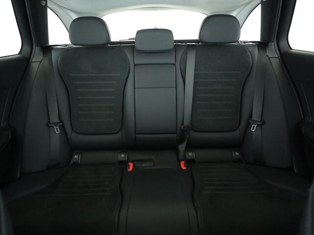 Mercedes-Benz C-KLASSE Estate 300 e AMG Plug-In Hybride AMG Line | Night Pakket | Trekhaak | Panorama Schuif-Kanteldak | Dodehoek Assist | Stuur en Stoelverwarming. Inclusief 24 maanden MB Certified garantie voor Europa.